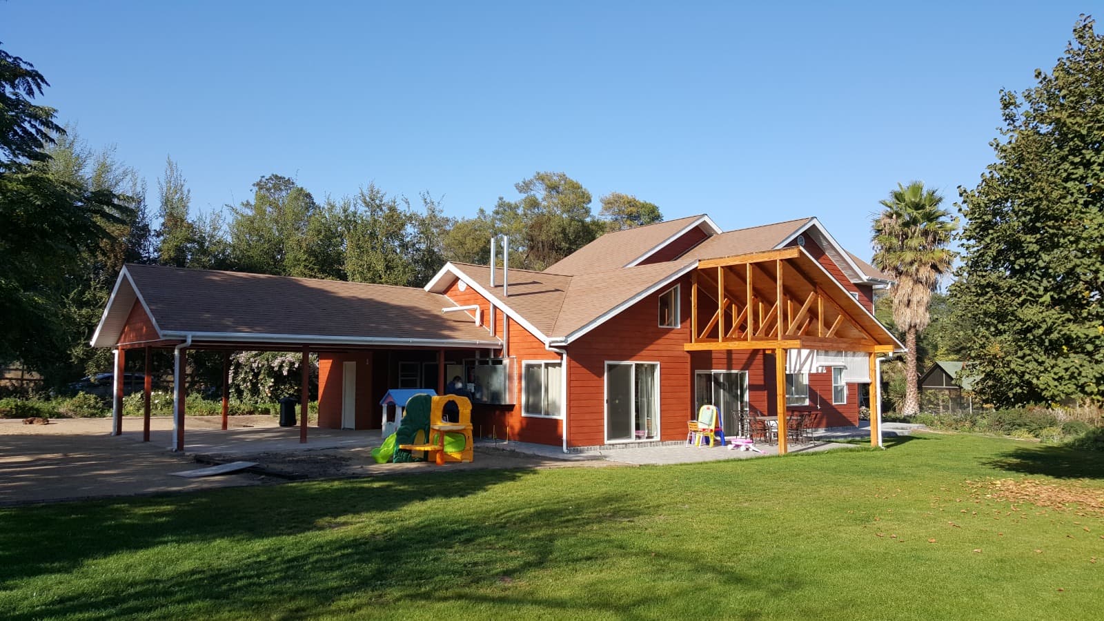 Vivienda de Canadian Houses con estructura de madera vista en la galería